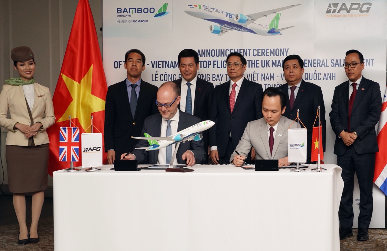 Lễ ký kết chính thức giữa Chủ tịch Bamboo Airways - Ông Trịnh Văn Quyết và Chủ tịch APG - Ông Richard Burgess trước sự chứng kiến của Thủ tướng Chính phủ Phạm Minh Chính và đoàn tháp tùng.